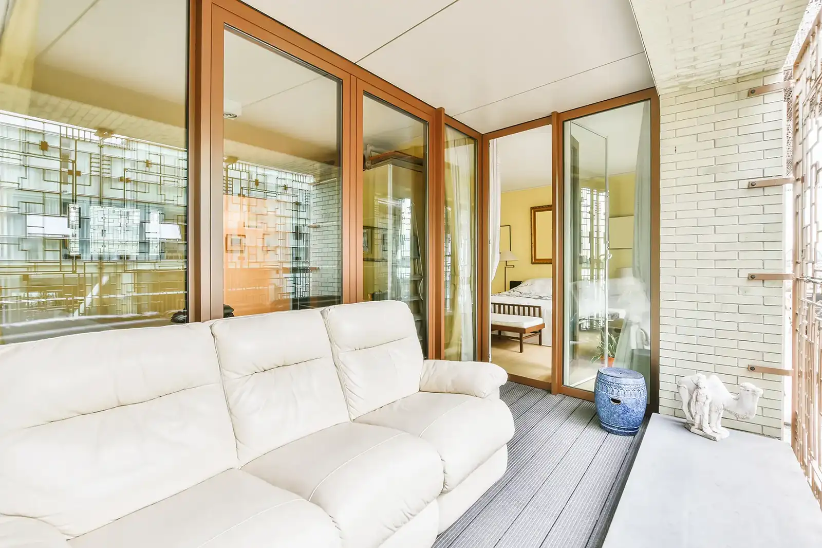 Esempio serramenti in legno Zona relax con ampie pareti divisorie realizzate con serramenti in legno