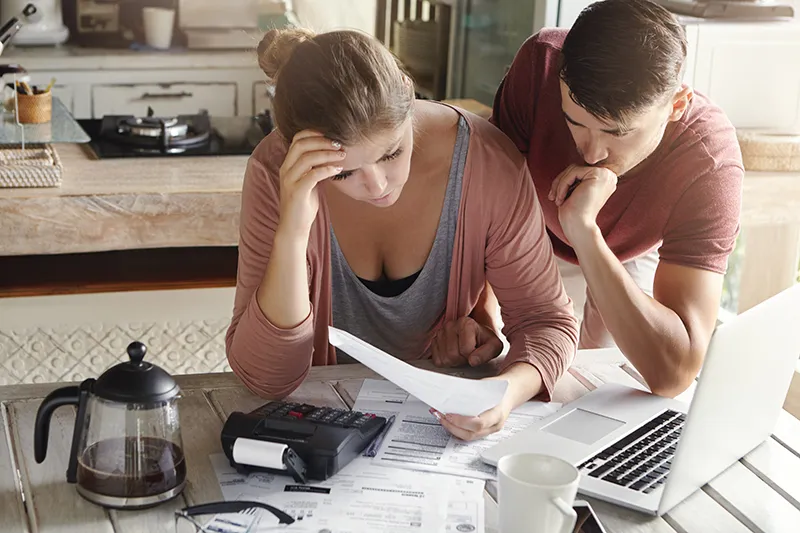 Falegnameria Adda Ecobonus 2024 Perche Cambiare Serramenti Donna al computer con serramenti moderni in casa efficiente