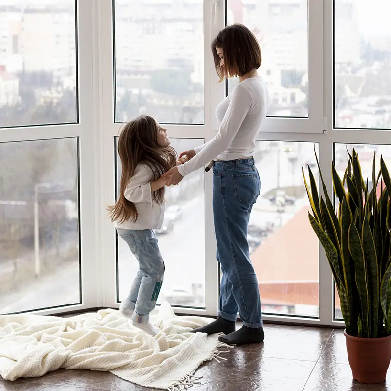 madre e figlia davanti a serramenti in PVC