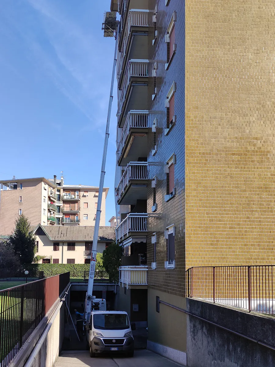 Falegnameria Adda - Consegna al piano con sollevatore Dimostrazione servizio di consegna al piano con sollevatore