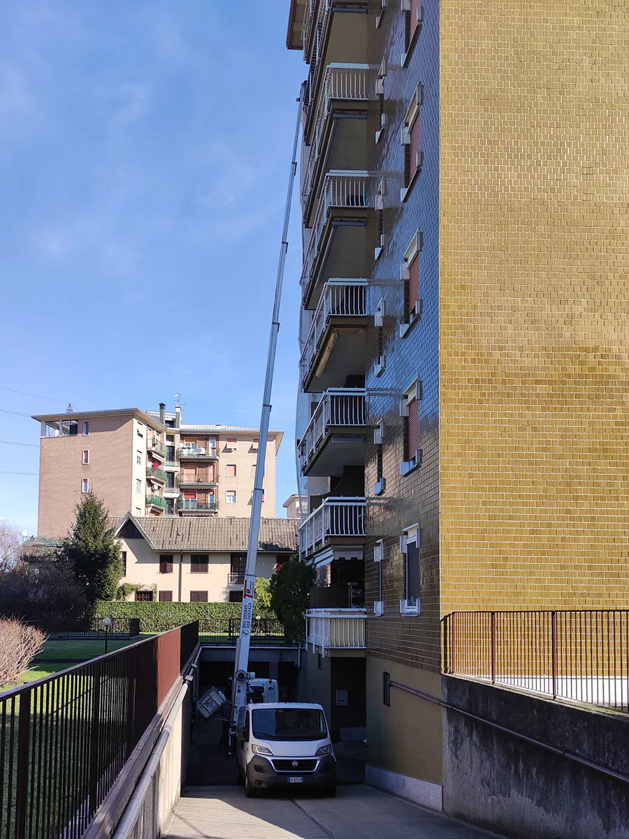 Falegnameria Adda - Consegna al piano con sollevatore Dimostrazione servizio di consegna al piano con sollevatore