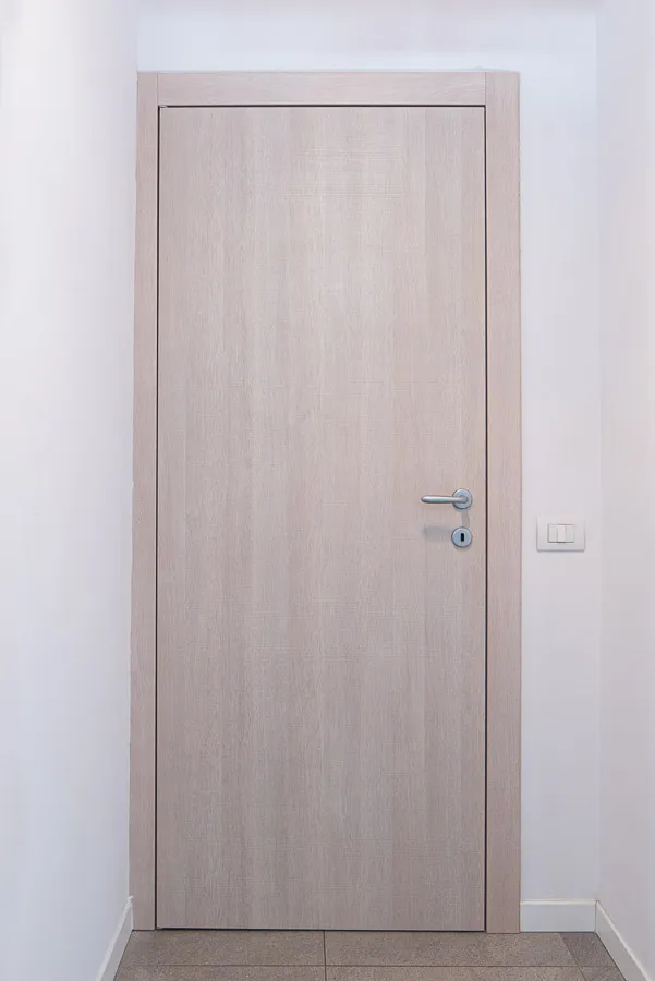 Dettaglio porta interna in legno modello 4