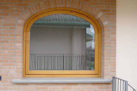 Restauro Serramenti: lucidiamo e verniciamo i tuoi infissi in vista dell’estate