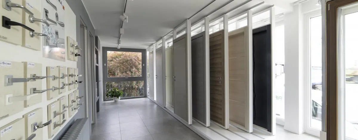 Vista generale dell’esposizione porte interne 2021 nello showroom di Suisio