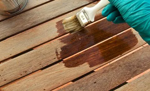 Vernici ad acqua: la “nuova veste” dei serramenti in legno