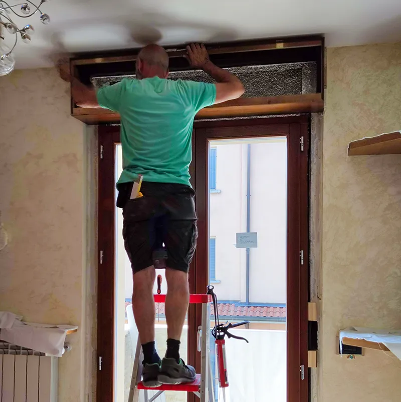 Posatori installano una finestra