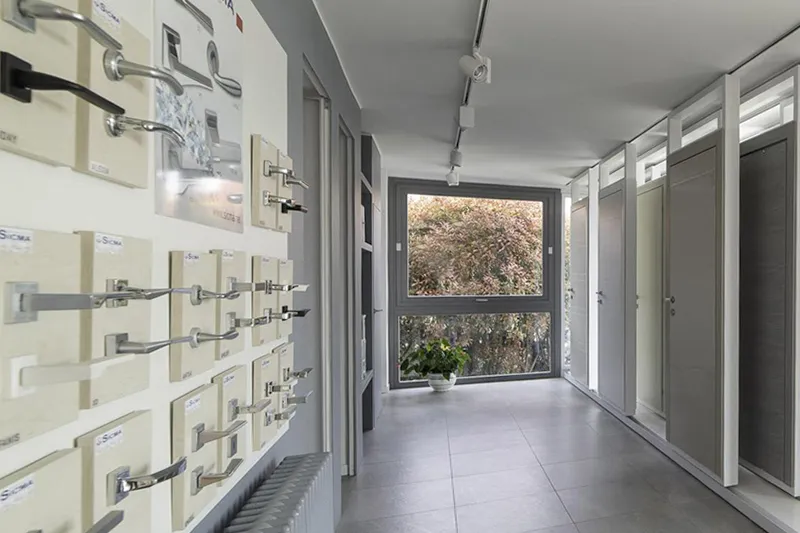 Maniglie in esposizione allo Showroom di Suisio Espositore maniglie allo Showroom di Suisio